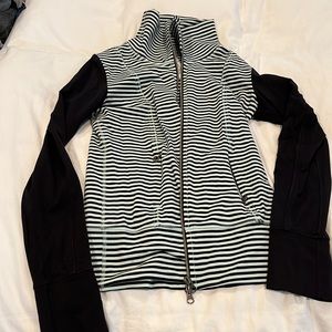 Lululemon zip up jacket size 6 EUC